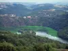 Ущелья Луары - Lac de Grangent (водохранилище на реке Луаре), деревья на краю воды, холмы, леса и дома