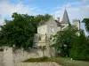 Фер-ан-Тарденуа - Château de Fère (создание отеля) в окружении зелени