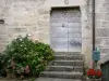 Флавиньи-сюр-Озерен - Вход в каменный дом, украшенный цветами
