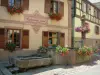 Хунавир - Цветочный фонтан и дома с красочными фасадами и окнами, украшенными цветами (герани)