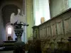 Церковь аббатства Сен-Жуан-де-Марн - Интерьер романской церкви: орлиная кафедра и дубовые ларьки