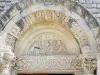 Церковь Сент-Жалле - Резной тимпан портала романской церкви Нотр-Дам-Бов