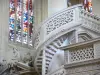 Церковь Сент-Этьен-дю-Мон - Интерьер церкви: ступеньки из рудного экрана и витражи