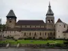 Шамбон-сюр-Вуэз - Церковь аббатства Сент-Валери в романском стиле Лимузен и сад