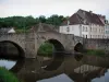 Шамбон-сюр-Вуэз - Древний мост (романский) через реку (la Voueize) и дома города