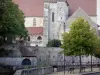 Шартр - Церковь Святого Андрея с выставочным центром, пешеходный мост через реку Эр, деревья, фонарный столб и скамейки