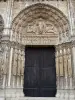 Шартр - Собор Нотр-Дам: центральная дверь королевского портала (западный фасад готического здания) со скульптурным тимпаном (скульптуры, скульптуры)