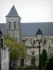 Шатоден - Церковь Мадлен с колокольней, фонарным столбом, фасадом дома, цветами и деревьями
