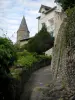 Шатопонсак - Узкая пологая узкая улочка, колокольня церкви Святого Тирса и дома, в Бас-Марке (долина Гартемпе)
