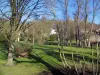 Шеврез - Окруженный деревьями парк, деревенские дома и замок Мадлен на заднем плане с видом на весь комплекс, в региональном природном парке Верхняя Долина Шеврез