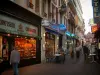 Экс-ле-Бен - Пешеходная улица с кафе, террасами, магазинами и домами
