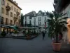 Экс-ле-Бен - Дома, фонтан украшен цветами, кустарники и кафе, террасы пешеходной улицы