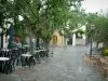 Эрбалунга - Деревенская площадь (морская) украшена деревьями и террасами кафе