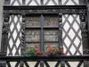 アンジェ - 彫刻が施された文字と窓が花で飾られた木骨造りの家