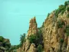 カランチェ・デ・ピアナ - カランチェ-ド-ピアーナ: バックグラウンドでキャラクターと地中海の彫刻を呼び起こす赤い花崗岩の岩（小川）