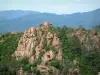 カランチェ・デ・ピアナ - カランチェ-ド-ピアーナ: 木、背景の山々と赤い花崗岩（小川）の岩の崖