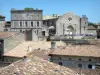 サンテミリオン - Cordeliers修道院の礼拝堂のファサードと中世の街の屋根の眺め