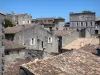 サンテミリオン - サンテミリオンの屋根とファサードの眺め