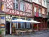 レンヌ - 旧市街：Rue du Chapitreの古い木骨造りの家とレストランのテラス