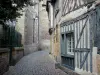 レンヌ - 旧市街：木骨造りの家が並ぶ舗装された車線