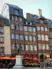 レンヌ - 旧市街：Jean Leperditの像、カフェのテラス、Champ-Jacquet広場の古い木骨造りの家