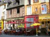 レンヌ - 旧市街：Sainte-Anne広場のレストランテラスと木骨造りの家