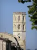 加斯科尼的风景 - 圣徒克莱门特教会的八角形钟楼在蒙福尔