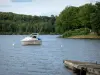 勃艮第的风景 - Lake Settons（人工湖），位于Morvan地区自然公园内：湖上的船和树木繁茂的河岸