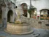 圣保罗德旺斯 - 喷泉和洗衣房在一个小正方形