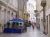 尼姆 - 老城区的小巷：咖啡馆露台，商店和房屋外墙