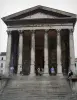 尼姆 - MaisonCarrée的龙门，其柱子上面是科林斯式的首都