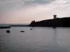布列塔尼的沿海风景 - 海（大西洋），小船和海岸的尖端与它的灯塔