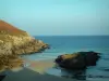 布列塔尼的沿海风景 - 岩石，海岸和大海（大西洋）的小沙滩