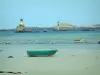 布列塔尼的沿海风景 - 沙滩上有一条小五颜六色的小船，海，灯塔和远处的海岸线