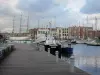 敦刻尔克 - Bassin du Commerce（小游艇船坞）的港口与它的小船和风船，大厦在背景中
