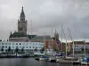 敦刻尔克 - 市政厅的钟楼俯瞰城市的建筑和房屋以及Bassin du Commerce（码头）的港口及其船只和帆船