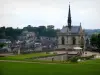 昂布瓦兹城堡 - Saint-Hubert教堂华丽的哥特式风格，草坪和露台俯瞰着城镇房屋和Saint-Denis教堂的屋顶