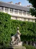 皇宫花园 - 大理石雕像牧羊人和山羊，以及一排排的椴树