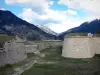 蒙多凡 - 城堡（Vauban要塞）的防御工事，可欣赏到山脉的景色