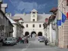 蒙多凡 - 城堡（Vauban要塞）：街道两旁有房屋和钟楼