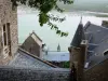 蒙特 - 圣 - 米歇尔 - 中世纪城市（村）的房屋屋顶和教区教堂的钟楼与蒙圣米歇尔湾的景色