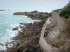迪纳尔 - 翡翠海岸的海滨度假胜地：长廊，岩石和大海