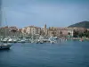 阿雅克肖 - 地中海，有小船和风船的小游艇船坞，老镇和五颜六色的房子