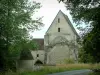 Abadía de Lieu-Restauré - Carretera, los árboles y la abadía real de Notre-Dame-Place Restaurada