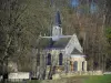 Abadía de Port-Royal des Champs - Oratorio de estilo neogótico ubicado en el sitio del coro de la antigua iglesia abacial, y árboles, en el Parque Natural Regional Haute Vallée de Chevreuse