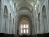 Abadía de Saint-Georges de Boscherville - Dentro de la iglesia de la abadía de Saint-Georges, Saint-Martin-de-Boscherville, en los bucles de Parque Natural Regional del Sena Normando