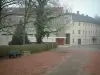 Abbaye de Cîteaux - Allée menant à l'abbaye Notre-Dame de Cîteaux