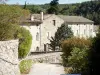 Abbaye Notre-Dame d'Aiguebelle - Vue sur l'abbaye dans un cadre de verdure, en Drôme provençale