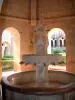 Abbaye du Thoronet - Abbaye cistercienne de style roman provençal : fontaine (lavabo) du pavillon hexagonal avec vue sur le cloître