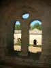 Abbaye du Thoronet - Abbaye cistercienne de style roman provençal : colonne du cloître avec vue sur le pavillon hexagonal
